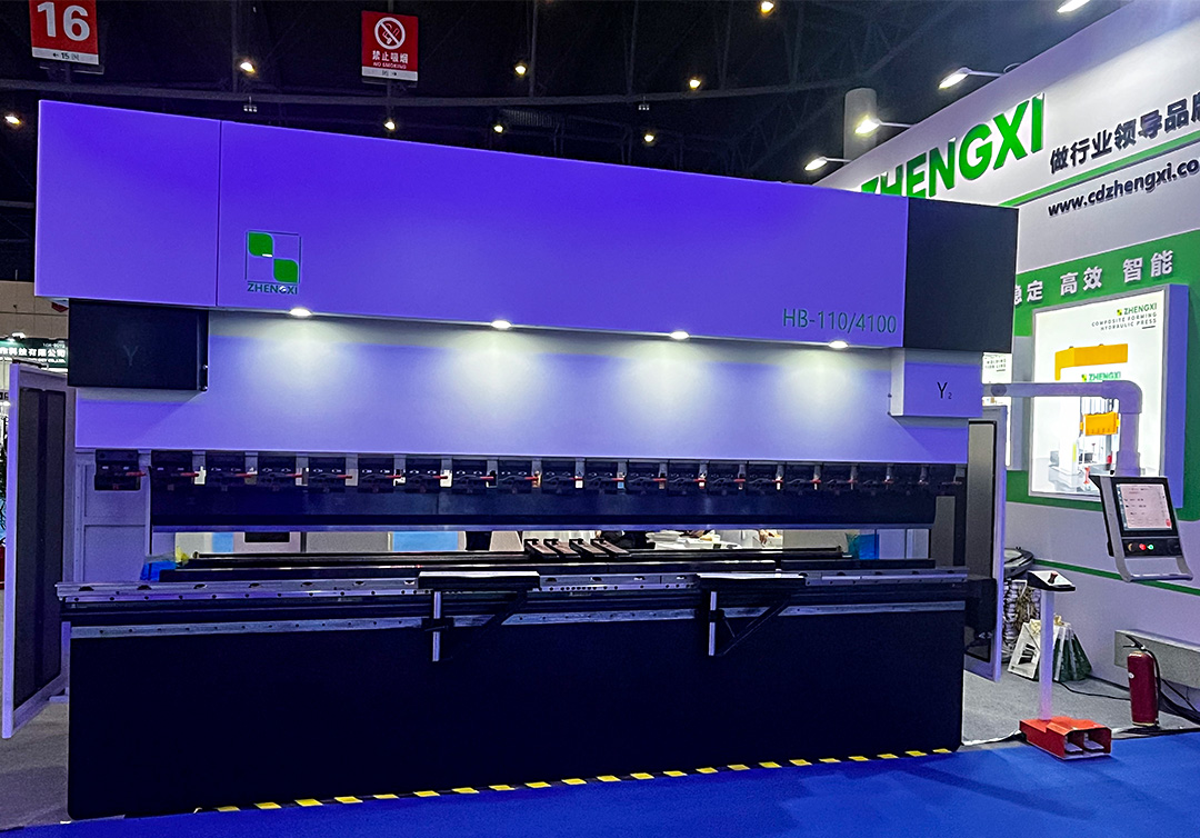 在展位上展示了我公司最新研发的折弯机系列产品 在展位上展示了我公司最新研发的折弯机系列产品